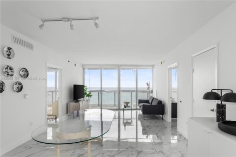 Condo in Miami, Florida, 2 bedrooms № 2252475 - photo 5