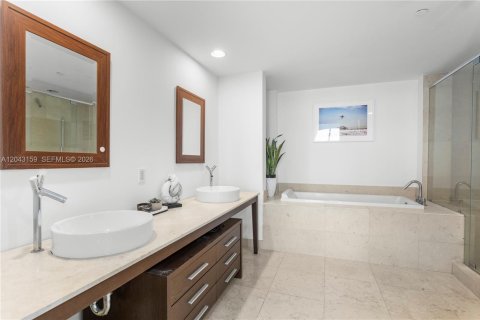 Condo in Miami, Florida, 2 bedrooms № 2252475 - photo 18