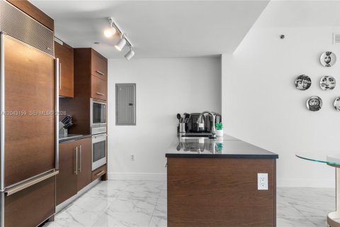 Condo in Miami, Florida, 2 bedrooms № 2252475 - photo 2