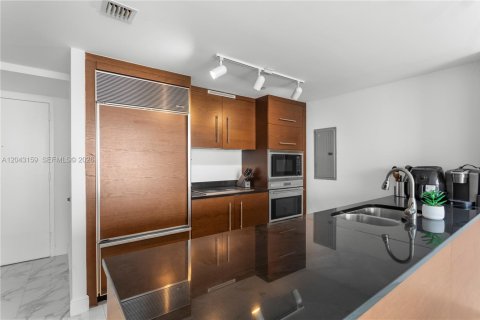 Condo in Miami, Florida, 2 bedrooms  № 2252475 - photo 3