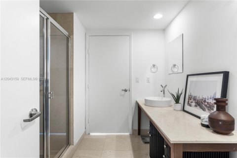 Condo in Miami, Florida, 2 bedrooms № 2252475 - photo 15