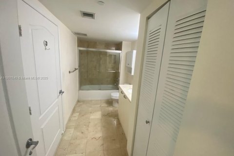 Condominio en alquiler en Miami, Florida, 1 dormitorio, 73.49 m2 № 1967096 - foto 4