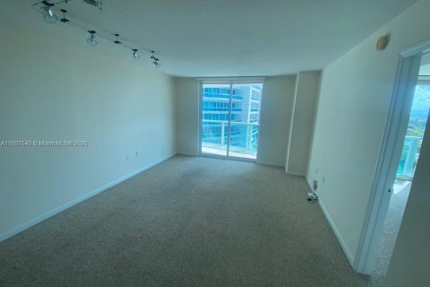 Condominio en alquiler en Miami, Florida, 1 dormitorio, 73.49 m2 № 1967096 - foto 1