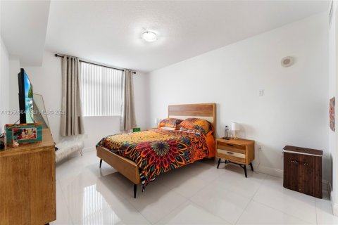 Copropriété à louer à Hollywood, Floride: 2 chambres, 111.48 m2 № 2168195 - photo 15