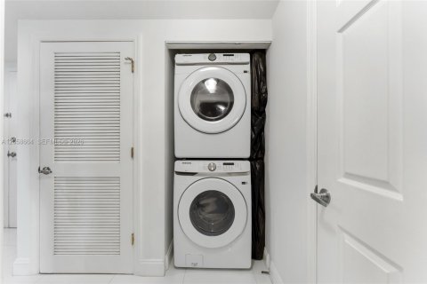 Copropriété à louer à Hollywood, Floride: 2 chambres, 111.48 m2 № 2168195 - photo 17