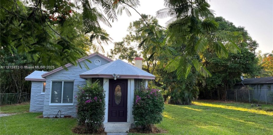 House in Fort Lauderdale, Florida 2 bedrooms, 98.1 sq.m. № 2034297