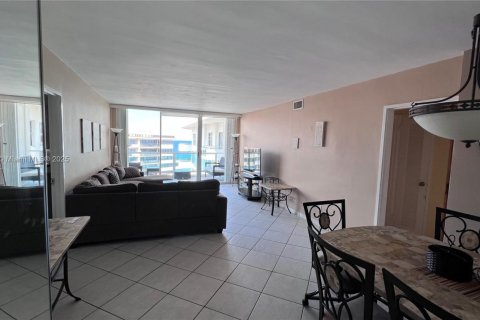 Copropriété à louer à Miami Beach, Floride: 2 chambres, 96.62 m2 № 1922953 - photo 1