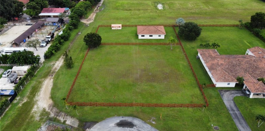 Commercial property in Homestead, Florida № 1763508