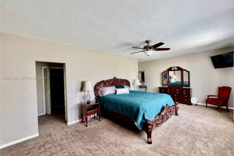 House in Homestead, Florida 4 bedrooms, 176.33 sq.m. № 2074889 - photo 17