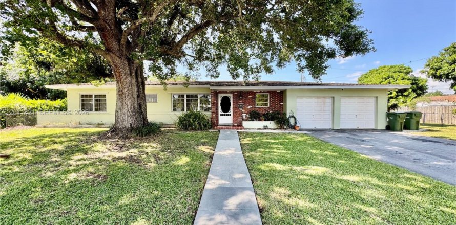 House in Homestead, Florida 4 bedrooms, 176.33 sq.m. № 2074889