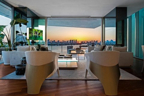 Кондоминиум с 3 спальнями в Майами-Бич, Флорида № 1998047