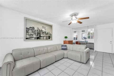 Copropriété à vendre à Miami, Floride: 2 chambres, 100.89 m2 № 1890513 - photo 2