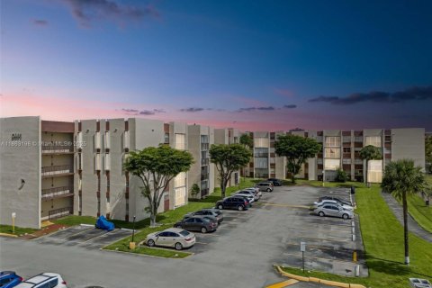 Copropriété à vendre à Miami, Floride: 2 chambres, 100.89 m2 № 1890513 - photo 19