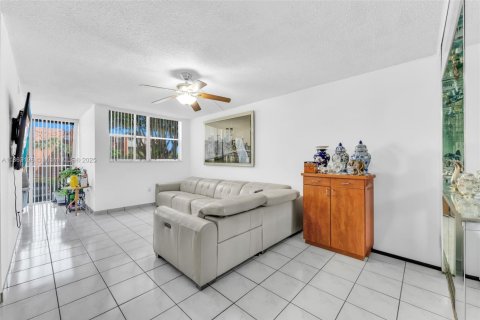Copropriété à vendre à Miami, Floride: 2 chambres, 100.89 m2 № 1890513 - photo 3