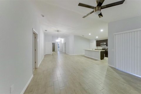 House in Lehigh Acres, Florida 4 bedrooms, 160.91 sq.m. № 2115359 - photo 5