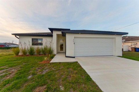 House in Lehigh Acres, Florida 4 bedrooms, 160.91 sq.m. № 2115359