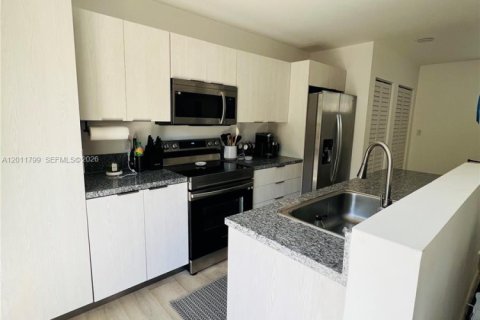 Townhouse in Florida City, Florida 3 bedrooms, 124.02 sq.m. № 2075409 - photo 5