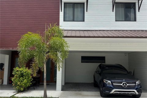 Townhouse in Florida City, Florida 3 bedrooms, 124.02 sq.m. № 2075409