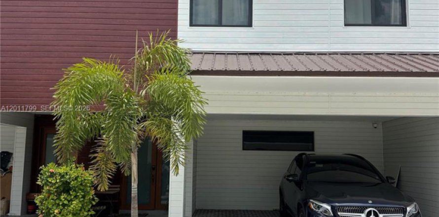 Townhouse in Florida City, Florida 3 bedrooms, 124.02 sq.m. № 2075409