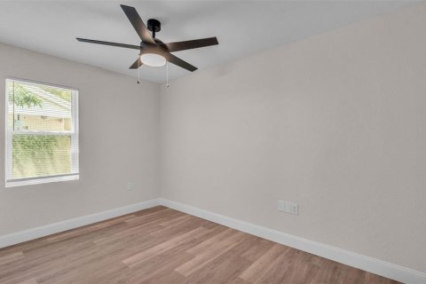 House in Winter Haven, Florida 4 bedrooms, 122.07 sq.m. № 1919566 - photo 9