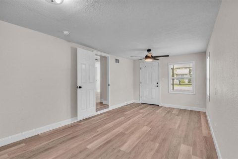 House in Winter Haven, Florida 4 bedrooms, 122.07 sq.m. № 1919566 - photo 15