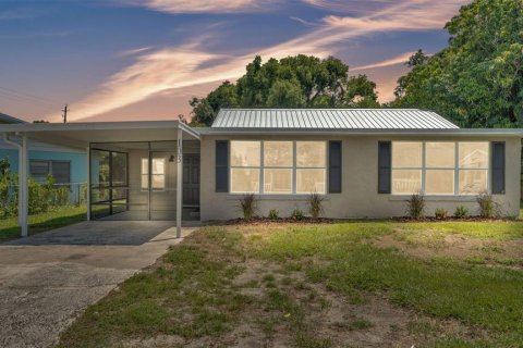 House in Winter Haven, Florida 4 bedrooms, 122.07 sq.m. № 1919566 - photo 1