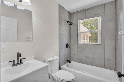 House in Winter Haven, Florida 4 bedrooms, 122.07 sq.m. № 1919566 - photo 5