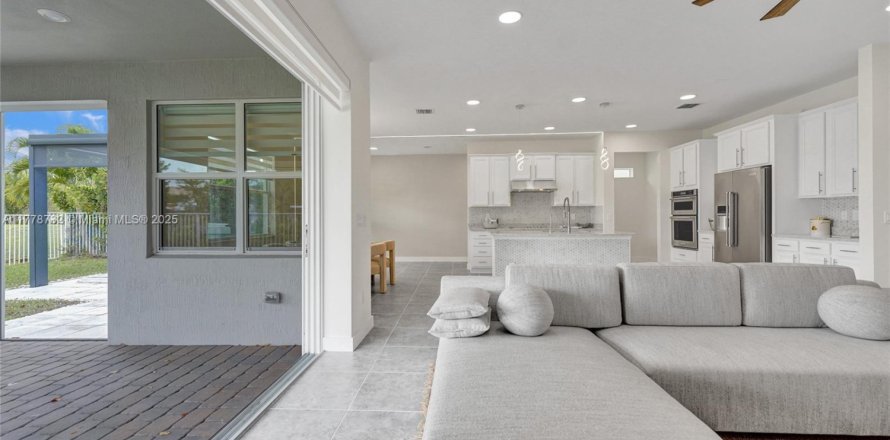 Дом в Холливуд, Флорида 5 спален, 232.35м2 № 2057738