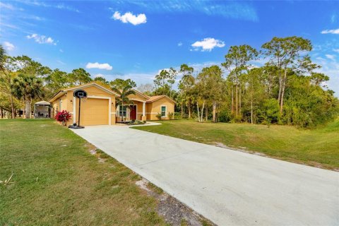 House in Okeechobee, Florida 3 bedrooms, 142.51 sq.m. № 1547178 - photo 3