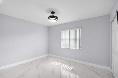 House in Port St. Lucie, Florida 3 bedrooms, 128.76 sq.m. № 2083654 - photo 12