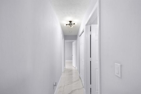 House in Port St. Lucie, Florida 3 bedrooms, 128.76 sq.m. № 2083654 - photo 10