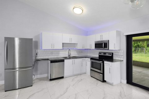 House in Port St. Lucie, Florida 3 bedrooms, 128.76 sq.m. № 2083654 - photo 7