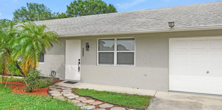 House in Port St. Lucie, Florida 3 bedrooms, 128.76 sq.m. № 2083654