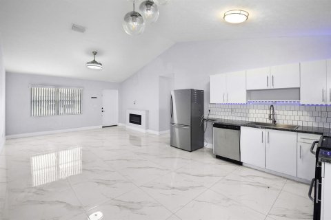 House in Port St. Lucie, Florida 3 bedrooms, 128.76 sq.m. № 2083654 - photo 8