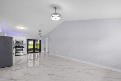 House in Port St. Lucie, Florida 3 bedrooms, 128.76 sq.m. № 2083654 - photo 4