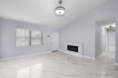 House in Port St. Lucie, Florida 3 bedrooms, 128.76 sq.m. № 2083654 - photo 9