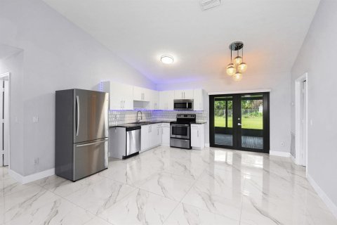 House in Port St. Lucie, Florida 3 bedrooms, 128.76 sq.m. № 2083654 - photo 6