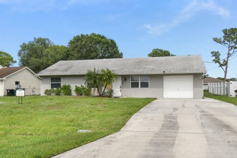 House in Port St. Lucie, Florida 3 bedrooms, 128.76 sq.m. № 2083654 - photo 2