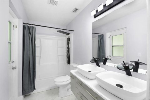 House in Port St. Lucie, Florida 3 bedrooms, 128.76 sq.m. № 2083654 - photo 15