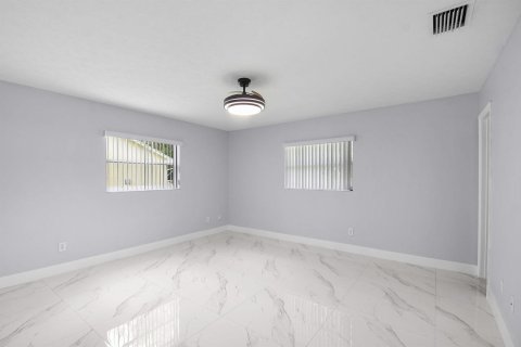 House in Port St. Lucie, Florida 3 bedrooms, 128.76 sq.m. № 2083654 - photo 13