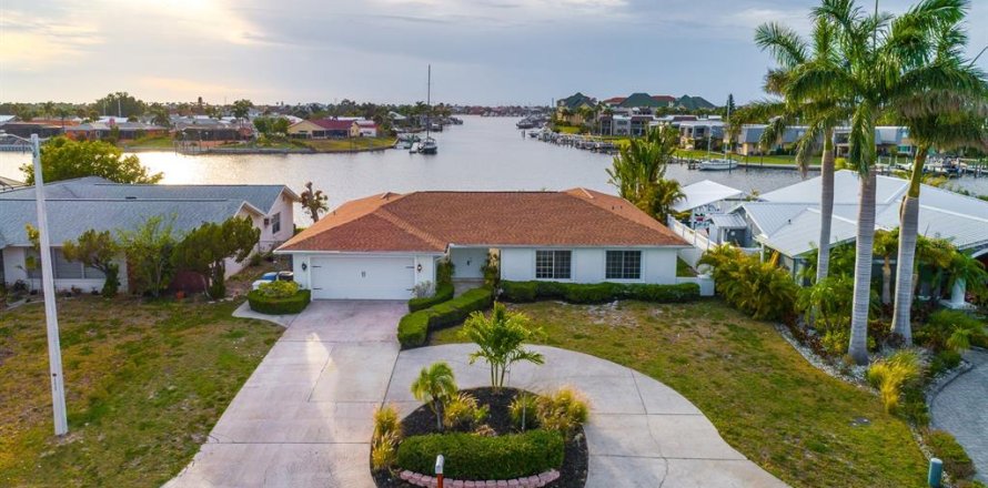 House in Apollo Beach, Florida 3 bedrooms, 202.53 sq.m. № 1681100
