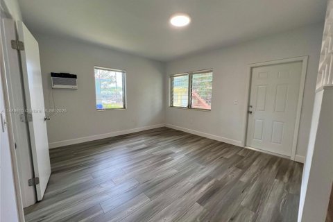 Снять в аренду квартиру в Майами, Флорида 1 спальня, 54.35м2, № 1942438 - фото 2