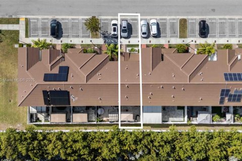Townhouse in Hialeah, Florida 3 bedrooms, 123.75 sq.m. № 1944108 - photo 22