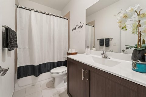Townhouse in Hialeah, Florida 3 bedrooms, 123.75 sq.m. № 1944108 - photo 9