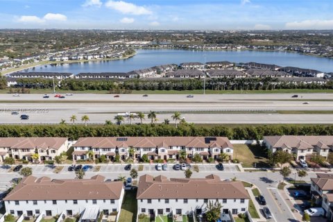 Townhouse in Hialeah, Florida 3 bedrooms, 123.75 sq.m. № 1944108 - photo 23