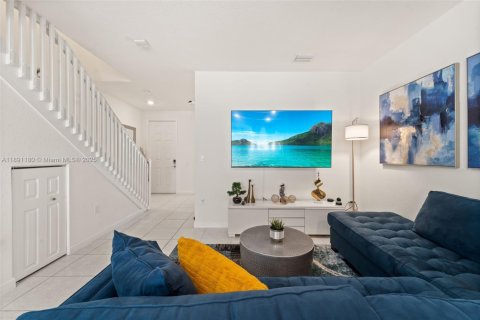 Townhouse in Hialeah, Florida 3 bedrooms, 123.75 sq.m. № 1944108 - photo 2