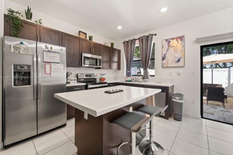 Townhouse in Hialeah, Florida 3 bedrooms, 123.75 sq.m. № 1944108 - photo 6