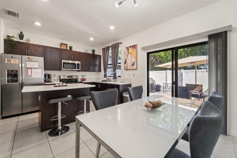 Townhouse in Hialeah, Florida 3 bedrooms, 123.75 sq.m. № 1944108 - photo 3