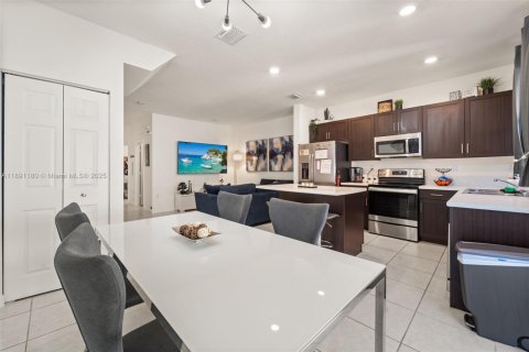 Townhouse in Hialeah, Florida 3 bedrooms, 123.75 sq.m. № 1944108 - photo 5