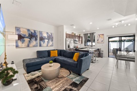Townhouse in Hialeah, Florida 3 bedrooms, 123.75 sq.m. № 1944108 - photo 1
